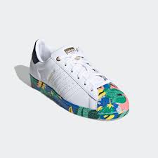 Adidas yeezy v2 triple white. Jual Adidas Superstar Originals Shoes Sepatu Olahraga Wanita Fw2526 Online Maret 2021 Blibli