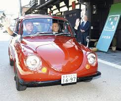 宮原さんの運転で漆器祭の会場を走る漆塗りのスバル３６０ １６日 長野県塩尻市で スバル360 スバル 車 スバル