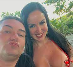 Elisa Sanches mostra seus atributos e leva amigos de PK Delas à loucura em  after