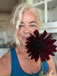 Can anyone tell me ID is this Hollyhill Black Beauty or Black Jack ?