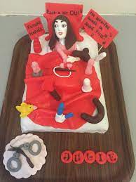 Etant le témoin du mariage de ma marraine (racontage de life), je pense lui organiser son enterrement de vie de jeune fille. Gateau Enterrement De Vie De Jeune Fille Enterrement De Vie De Jeune Fille Vie De Jeunes Enterrement