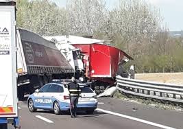 Stefania bianchi, 72 anni, ha perso la vita in uno scontro sulla a4. Triplo Tamponamento Tra Tir Sull A4 Dieci Feriti E Code Chilometriche Il Riformista