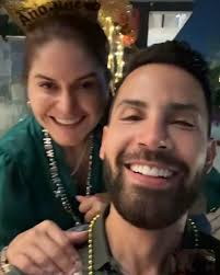 Porque cuando ves todo en perspectiva, la vida perfectamente puede ser esa  serie favorita que siempre llegas a ver con una copa de vino en la mano…  Feliz año