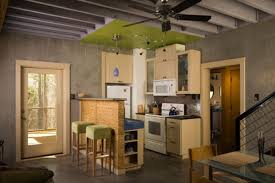 La cocina es un sector del hogar que concentra una gran cantidad de actividades, es por eso que el diseño y la cocina de la imagen cuenta con solo 9 m2 y tiene una península pequeña con una distribución sencilla y muy funcional. Ideas De Decoracion Para Cocinas Pequenas Fotos Idealista News