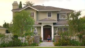 Two and a half men sezonul 12 episodul 13 boompa loved his hookers feb. Modern Family Three Funny Families And Their Three Fab Houses