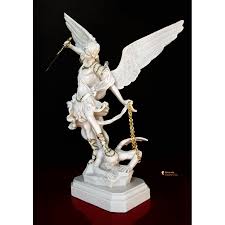 Qui si apre un'ambiente a navata unica che termina con la grotta. Statua San Michele Arcangelo 40cm