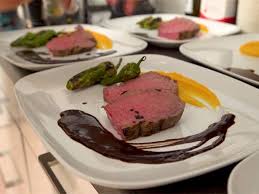 Roastbeef Mit Brezencrumble Susskartoffelpuree Und Pimientos De Padron Rezept Rezept Roastbeef Perfektes Dinner Rezepte Das Perfekte Dinner