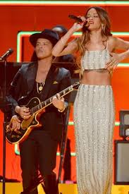 Getty images thank you bruno mars for proving you don't have. Bruno Mars Standing Next To Tall People Will Make Your Day Entertainment Tonight