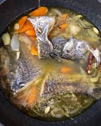 Ikan laut, 2 siung bawang merah, 3 siung bawang putih, 2 ruas kunyit, 1 ruas lengkuas, 1 ruas kencur, 1/2 ruas jahe, secukupnya ketumbar, bumbu tumis, cabe merah (iris tipis), bawang merah (iris tipis), bawang putih (iris tipis), tomat (potong dadu), daun jeruk, daun bawang, gula, garam. Sup Ikan Siakap Menu Simple Tapi Sedap Aku Sis Lin