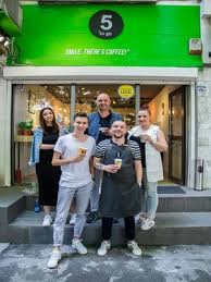 Pai un chiosc in forma de pahar de cafea, utilat pentru tot felul de cafelute: Franciza 5 To Go Franchising Info Ro Franciza Afaceri Antreprenor