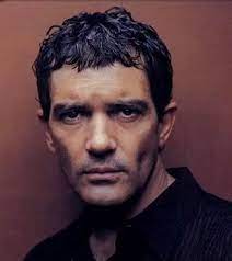 The Latin Look With Antonio Banderas Hairstyles Coiffure Homme Coupe De Cheveux Coiffure Homme Court