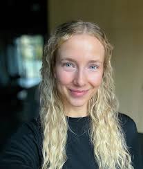 Hi, I'm Leah! After 23 years as a massage therapist in California, I've  recently moved to Hillsboro, Oregon, and I'm excited to bring my practice  to this community. I'll be honest—I'm not