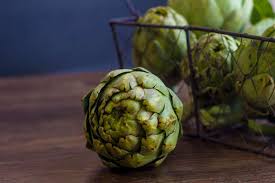 L.) ist eine distelartige, kräftige kulturpflanze aus der familie der korbblütler (asteraceae). Artischocken Wissenswertes Inhaltsstoffe Und Rezepte