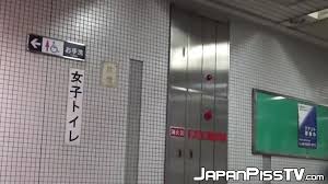 日本人女性が公衆トイレで放尿を録画