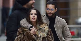 Felices los 4 fue escrita por maluma, servando primera, mario cáceres y miky la sensa y producida por the rude boys (compuesto en el videoclip, se ve al colombiano casi desnudo, donde el artista presume sus pectorales y tatuajes bajo la ducha mientras coquetea con la sensual modelo. Con Un Super Escote Y Vestido Apretado La Ardiente Foto De La Novia De Maluma