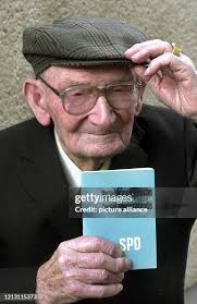 Der 97 Jahre alte Karl Schütte zeigt am 23.2.2000 im... News Photo