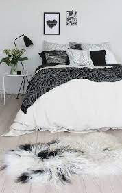 C'est le blanc et le gris qui seront souvent à l'honneur pour la décoration. 1001 Idees Deco Pour Votre Lit Cocooning Et Chaud Deco Chambre Noir Et Blanc Chambre Noir Et Blanc Deco Chambre Cocooning