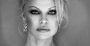 Pamela Anderson rikkoi meikittömän aikakautensa