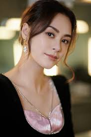 Chung Hân Đồng từng bị giữ ở sân bay vì nghi ngờ phạm pháp