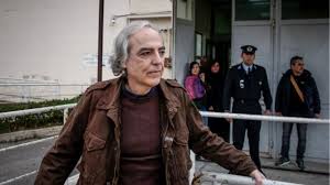 Κάποια συνθήματα στους τοίχους ενημέρωναν για την απόφασή του. O Dhmhtrhs Koyfontinas 3ekinaei Apergia Peinas