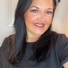 Danielle Knowlton's Instagram, Twitter & Facebook