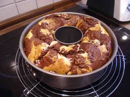 Heute gibt es aber jetzt erstmal einen richtigen klassiker: Oma Erikas Saftiger Marmorkuchen Mit Kirschen
