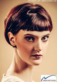 Frisuren Bilder: Feminin hinters Ohr gestylter Bob