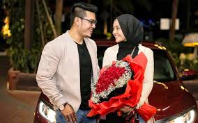 Lelaki terkadang sulit kita tebak. 8 Tanda Dan Ciri Ciri Lelaki Yang Benar Benar Cintai Pasangannya Iluminasi