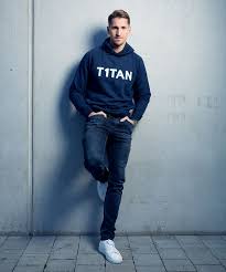 René adler (born 15 january 1985) is a retired german footballer who played as a goalkeeper. Rene Adler Wenn Du Eine Million Hast Willst Du Funf