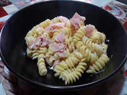 In una padella fate imbiondire lo scalogno con due cucchiai di olio; Ricetta Pasta Philadelphia E Prosciutto Ricette Di Fragolosi