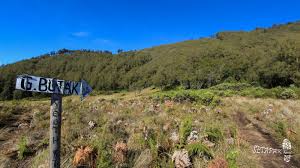 Gunung ini mudah dijangkau bagi yang tinggal di sekitar bandung. Setapak Kecil Butak Puncak Tertinggi Sang Putri Tidur