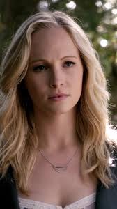 Klaus Leyendo La Carta De Caroline