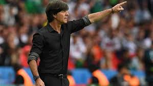 Offenbar hatte der bundestrainer ganz vergessen, dass ihm weltweit rund 100 millionen menschen dabei zusahen. Jogi Low Und Die Boss Kollektion Sz Magazin