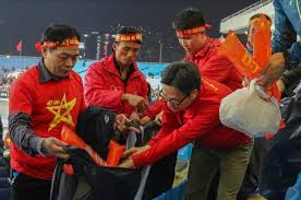 Theo phó thủ tướng, việc thực hiện chỉ thị 16 phải thật chặt, thật nghiêm. Pho Thá»§ TÆ°á»›ng VÅ© Ä'á»©c Ä'am Cung Sá»' It CÄ'v Nan Láº¡i San Má»¹ Ä'inh Ä'á»ƒ Dá»n Rac Sau Tráº­n Chung Káº¿t
