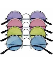 Lunettes de soleil à montures carrées avec fausse perle et étui. Lunettes De Soleil Rondes Verres En Couleur