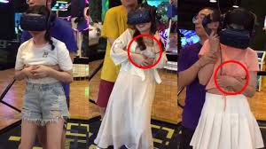 猥瑣小哥專挑無知的萌妹子下手，摸奶抓胸吃豆腐！ - YouTube