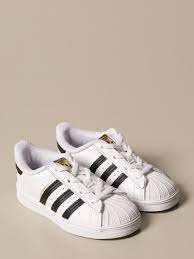Adidas brand provides extra laces that are properly rolled and packed in a plastic bag, whereas fake one provides in roughly packing. Adidas Originals Schuhe Kinder Schuhe Adidas Originals Kinder Weiss Schuhe Adidas Originals Fu7717 Giglio De