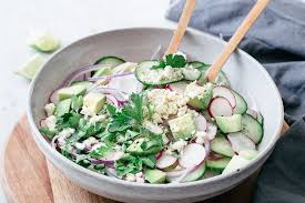 Quand La Temperature Augmente De Quelques Degres Mon Envie De Manger Des Salades Fraiches Augmente De 120 Salade Pour Barbecue Salade Concombre Idee Salade