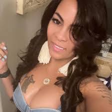 Angelique Harrison's Instagram, Twitter & Facebook