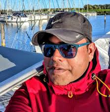 Hi everyone! I'm going to my first Christmas market in Germany next month.  I've heard it's better to have cash but does everyone bring a bag to carry  their new purchased treasures?