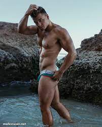 Maxamillian Small naked - male fitness model - hot gay erotic photos!