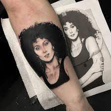 A black/white oversized portrait photo is printed on the front of this black 100% cotton short sleeve tee. V1r P5xqc4g2pm