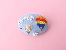 カラフル気球と青空の刺繍ブローチ レインボー ヘアゴム変更可 刺繍糸 収納 気球 刺繍 ブローチ
