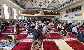 Bayram namazı bayramın birinci günü sabah namazının ardından güneş doğduktan sonra kılınır.bayram namazı öncesi hatırlatmaların ardından müezzin kayyım nidada bulunarak namaz kılmak için camiye gelenleri nasıl niyet edecekleri konusunda yönlendirir. Qovdsfkvcpnjdm