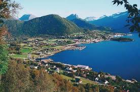The development plan proposes to reinforce the city's urban block structure by including vacant land, and extending the centre right down to the fjord with a new waterfront. Sykkylven Store Norske Leksikon