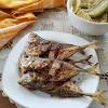 Ikan goreng dengan acar kuning biasanya disajikan di momen istimewa. 1
