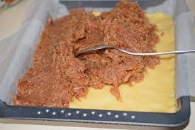 Se scurg feliile de mere de zeama pe care au lasato, se moaie in aluatul ce trebuie sa fie potrivit de gros ca sa le acopere bine. Prajitura Cu Mere Si Aluat Ras Dulciuri Fel De Fel Facebook