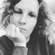 Dina Elliott's Instagram, Twitter & Facebook