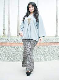 Mengapa memilih desain yang simple sangat disarankan untuk wanita bertubuh gemuk. Model Kebaya Wisuda Untuk Orang Gemuk Modern Model Kebaya Trendy Dress Outfits Dress Brokat