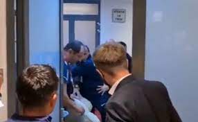 Asteapta rejucarea partidei si dau vina pe jucatorii lui andone, care au parasit terenul inainte de fluierul final al. Ocdfposwsqzjom